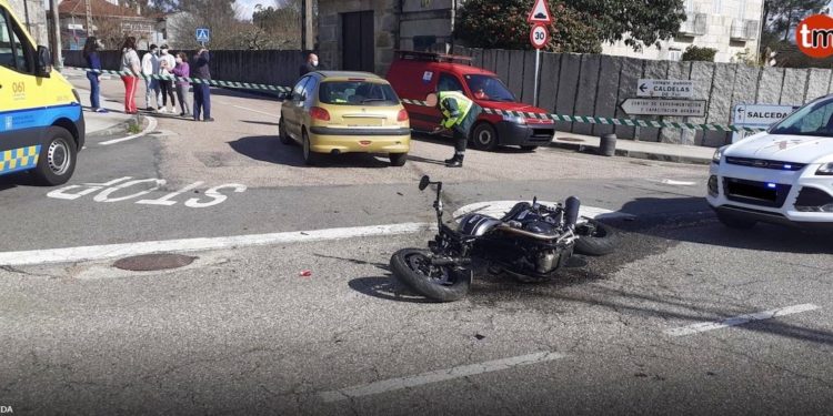 Un piloto resulta herido de gravedad en Tui al chocar su moto y un turismo