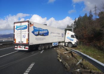 Retenciones en la AP-9, en Vigo, tras el accidente de un camión