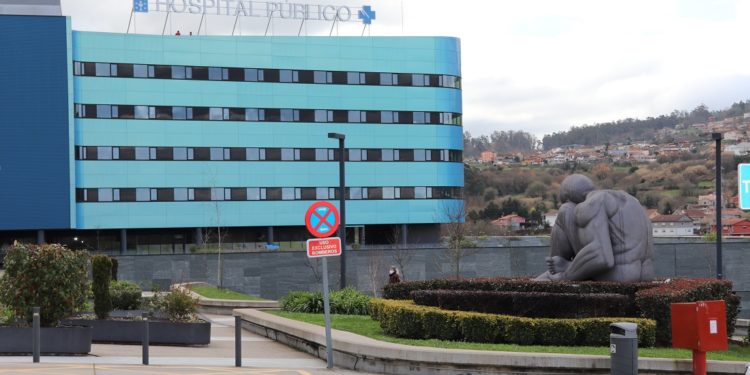 El Cunqueiro ya luce el cartel de «hospital público» que costó 48.260 euros