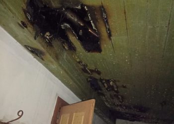 Un incendio causado por una chimenea provoca graves daños en una casa de Covelo