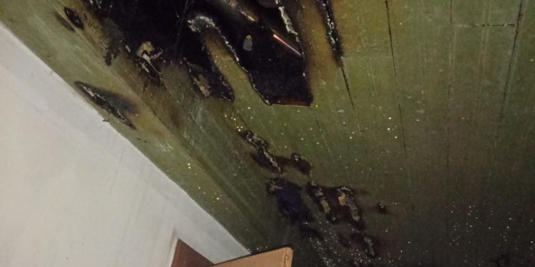Un incendio causado por una chimenea provoca graves daños en una casa de Covelo