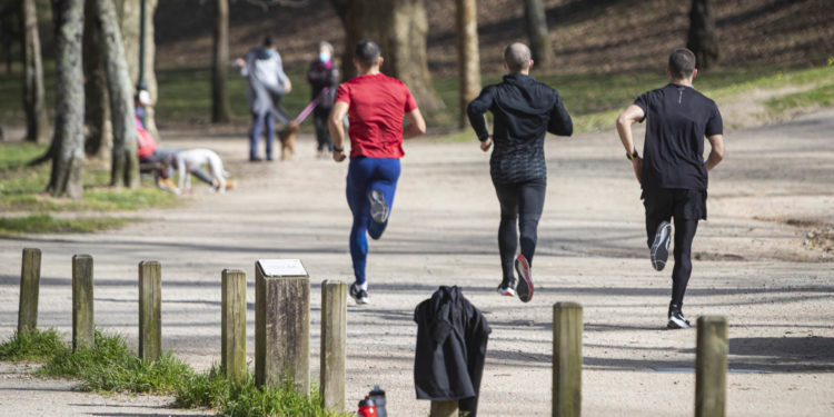 Vigo sale en estampida para disfrutar de un día primaveral en playas, parques y terrazas