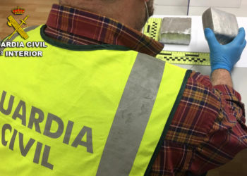 La Guardia Civil detiene en Cangas a dos vecinos de Vigo por tráfico de drogas