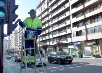 Vigo disporá de 185 cruces con semáforos acústicos que se activan cun móbil ou mando a distancia