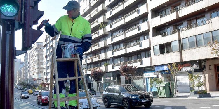 Vigo disporá de 185 cruces con semáforos acústicos que se activan cun móbil ou mando a distancia