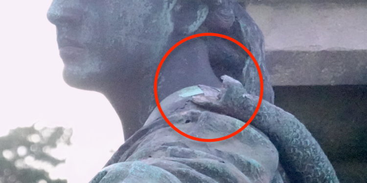 Deterioro en la estatua de Elduayen en Vigo