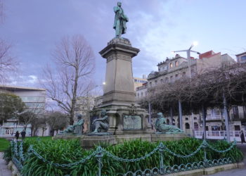 Deterioro en la estatua de Elduayen en Vigo