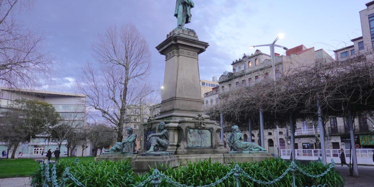 Deterioro en la estatua de Elduayen en Vigo