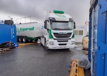 Comienza la extracción del combustible del ‘Baffin Bay’, semihundido en Bouzas