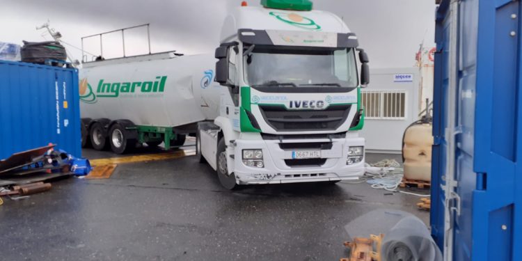 Comienza la extracción del combustible del ‘Baffin Bay’, semihundido en Bouzas