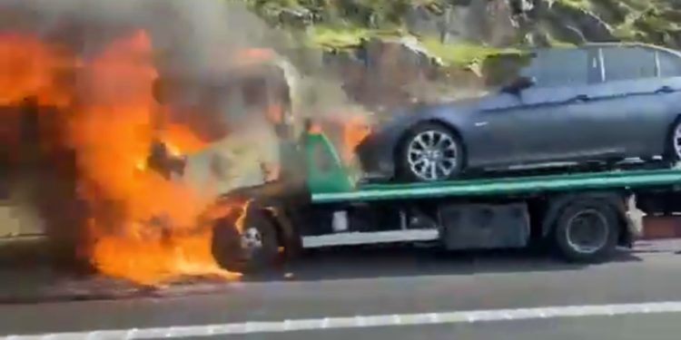 Arde una grúa en la AP-9 en Vigo y genera importantes retenciones