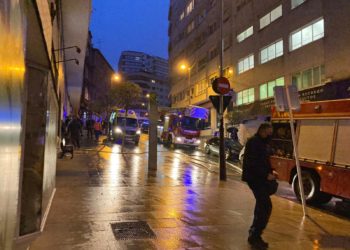 Cuatro policías y tres vecinos sufren intoxicaciones leves por humo en un incendio en Vigo