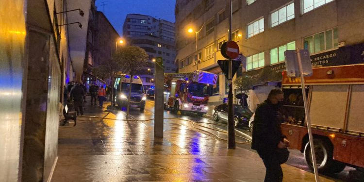Cuatro policías y tres vecinos sufren intoxicaciones leves por humo en un incendio en Vigo