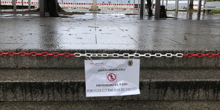 La borrasca «Karim» obliga a cerrar los paseos marítimos del Puerto de Vigo y Samil