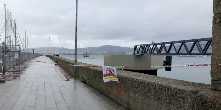 La borrasca «Karim» obliga a cerrar los paseos marítimos del Puerto de Vigo y Samil