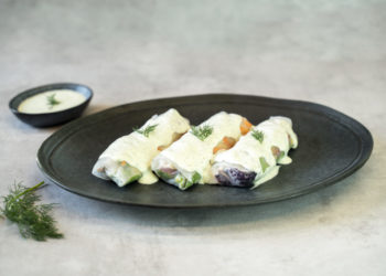 Rollitos de arroz con pollo y salsa de yogur