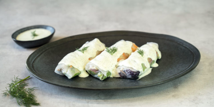 Rollitos de arroz con pollo y salsa de yogur