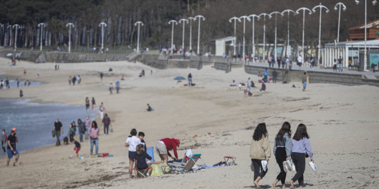 Vigo sale en estampida para disfrutar de un día primaveral en playas, parques y terrazas