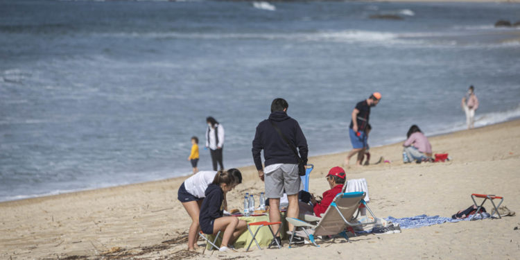 Vigo sale en estampida para disfrutar de un día primaveral en playas, parques y terrazas