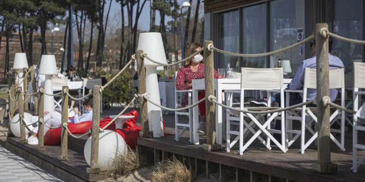 Vigo sale en estampida para disfrutar de un día primaveral en playas, parques y terrazas