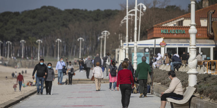 Vigo sale en estampida para disfrutar de un día primaveral en playas, parques y terrazas