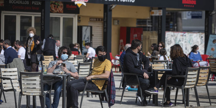 Vigo sale en estampida para disfrutar de un día primaveral en playas, parques y terrazas