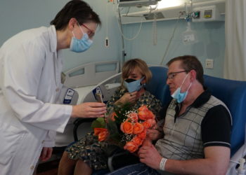 Una doctora y una enfermera, testigos en la boda de un paciente oncológico en Povisa