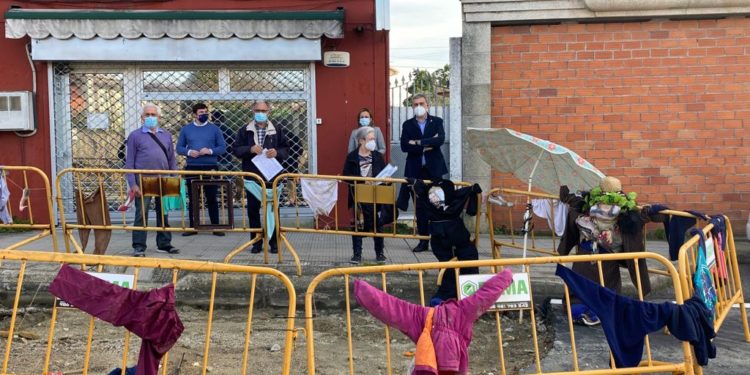 Los vecinos de la calle Ceboleira recogen más de 500 firmas para que el Concello de Vigo termine las obras