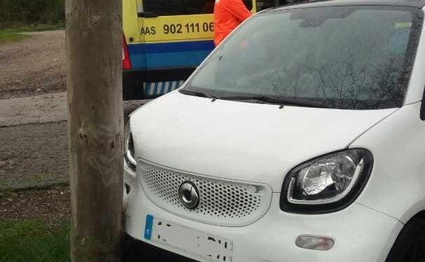 Un sexagenario ebrio con el carnet suspendido se empotra contra un poste en Vigo