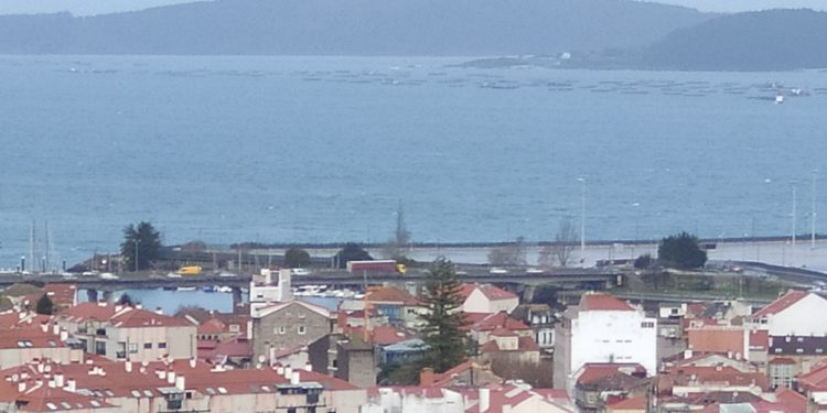 Dos personas excarceladas en Vigo tras salirse de la vía y volcar el vehículo en el que viajaban