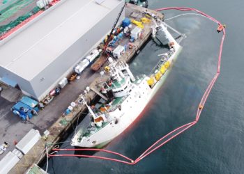 Empiezan a colocar flotadores en el ‘Baffin Bay’ para estabilizarlo durante las labores de achique