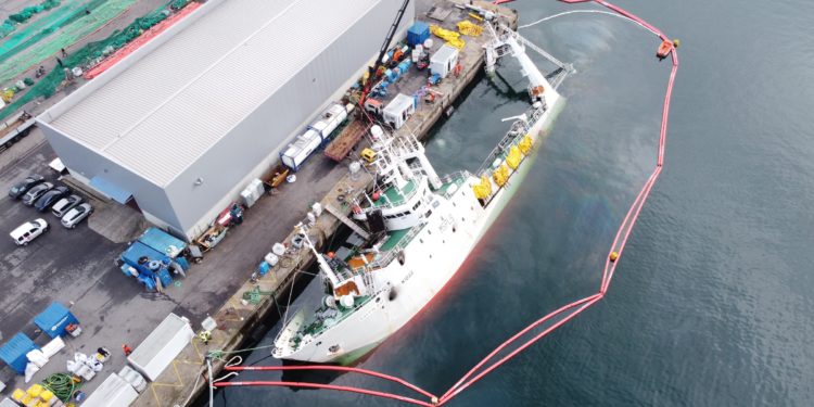 Empiezan a colocar flotadores en el ‘Baffin Bay’ para estabilizarlo durante las labores de achique