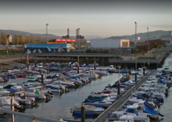 Rescatan en Bouzas a un hombre que se cayó al agua cuando recogía un balón del Baltasar Pujales