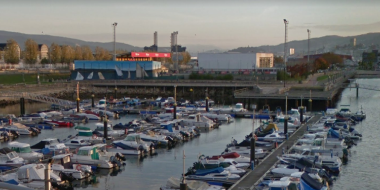 Rescatan en Bouzas a un hombre que se cayó al agua cuando recogía un balón del Baltasar Pujales