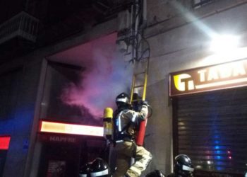 Un incendio en un cuadro eléctrico externo moviliza a los bomberos en el centro de Vigo