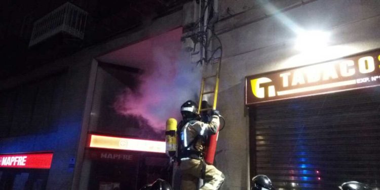 Un incendio en un cuadro eléctrico externo moviliza a los bomberos en el centro de Vigo