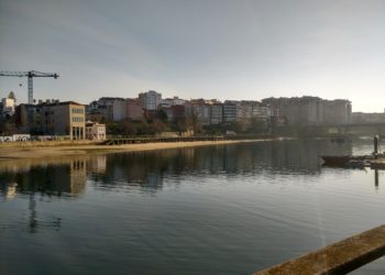 Rescatan a un hombre que cayó al agua en la zona de Bouzas