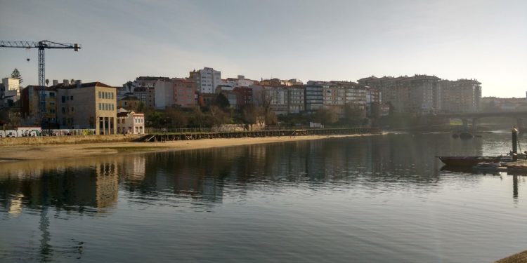 Rescatan a un hombre que cayó al agua en la zona de Bouzas