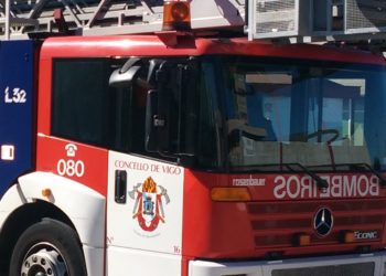 Los bomberos rescatan por una ventana a un vigués tras sufrió un accidente en su casa