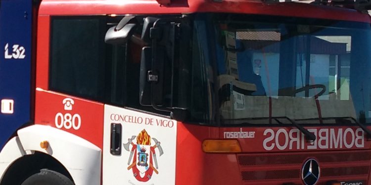 Los bomberos rescatan por una ventana a un vigués tras sufrió un accidente en su casa