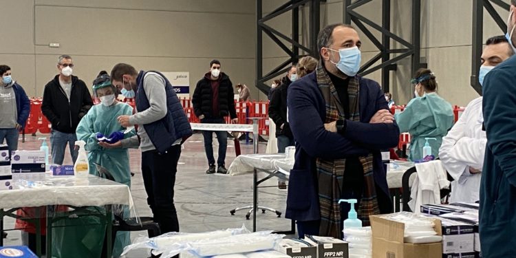 Sanidade se muestra “ligeramente optimista” con la “tendencia decreciente” de la pandemia en Galicia