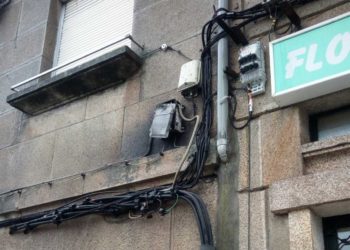 Una explosión en un cuadro eléctrico moviliza a los bomberos de Vigo