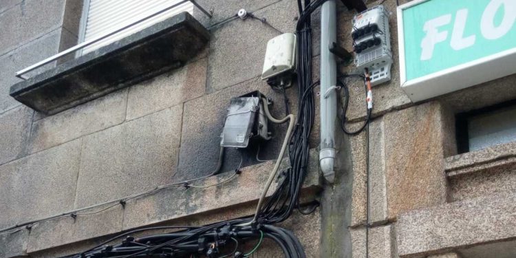 Una explosión en un cuadro eléctrico moviliza a los bomberos de Vigo
