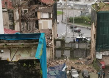 Un edificio abandonado sufre un derrumbe en el centro de Vigo