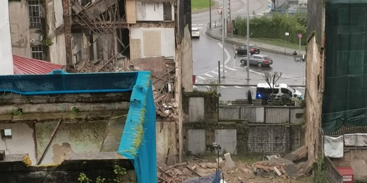 Un edificio abandonado sufre un derrumbe en el centro de Vigo