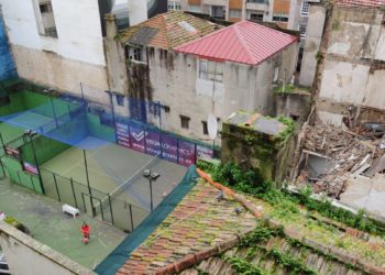 Un edificio abandonado sufre un derrumbe en el centro de Vigo