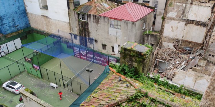 Un edificio abandonado sufre un derrumbe en el centro de Vigo