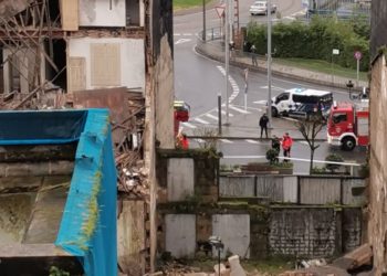 Un edificio abandonado sufre un derrumbe en el centro de Vigo