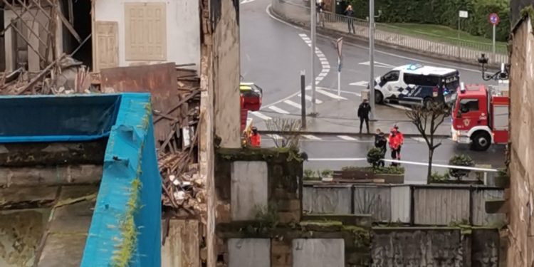 Un edificio abandonado sufre un derrumbe en el centro de Vigo