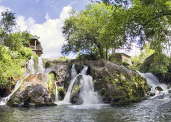 Evacuan a una mujer que sufrió una caída en la Fervenza da Freixa, en Redondela